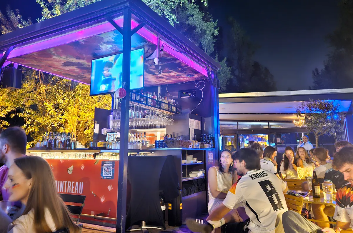 Summerstage Pavillon und Terrasse am Wasser